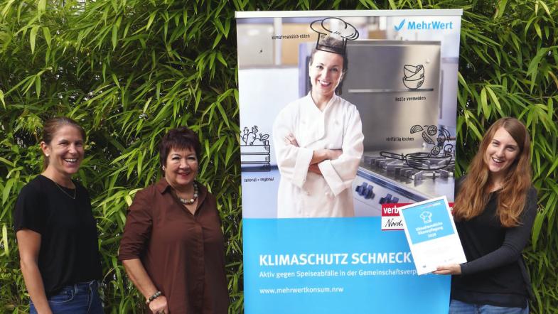 Kita-Leiterin Monika Düren und ihre Stellvertreterin Ursula Englert nehmen die Urkunde entgegen.