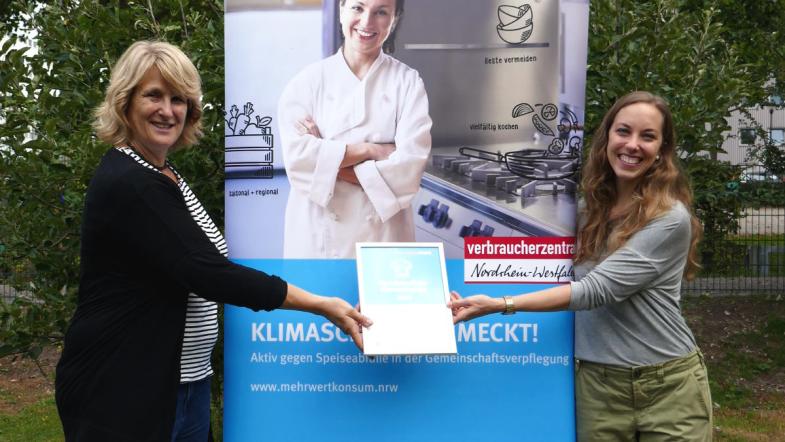 Kita-Leiterin Sonja de Günther (l.) freut sich über die Dankes-Urkunde.