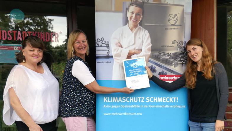 Zusammen mit Köchin Lena Brandt nimmt Kita-Leiterin Regine Teichen die Urkunde entgegen.