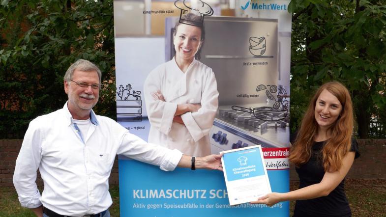 Kita-Leiter Frank Manterfeld nimmt die Urkunde entgegen.