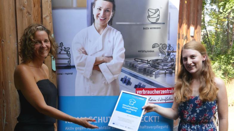 Leiterin Natalie Neuburger nimmt die Urkunde entgegen