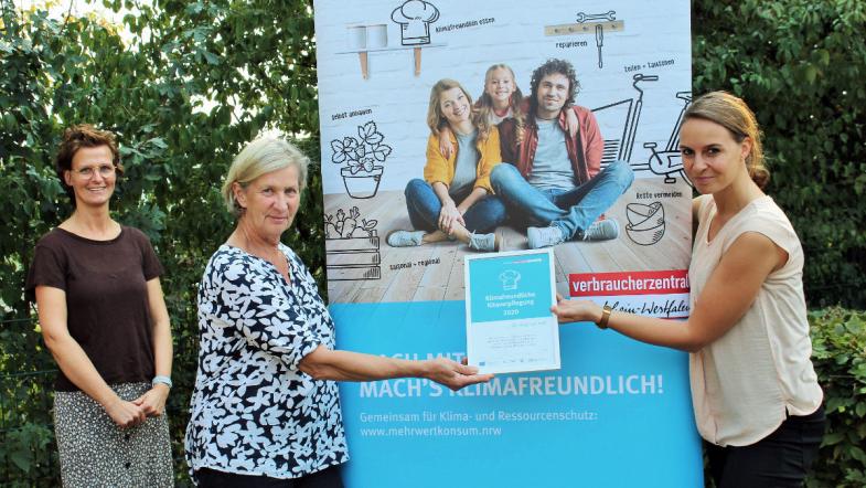 Leiterin Martina Reinecke und Erzieherin Sonja Knop nehmen die Urkunde des MehrWert-Projekts entgegen.