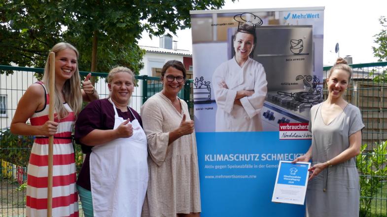 Leiterin Nicole Wegner-Hemmert, Erzieherin Alexandra Schwänen und Hauswirtschaftskraft Arlinde Imeri nehmen die Urkunde entgegen