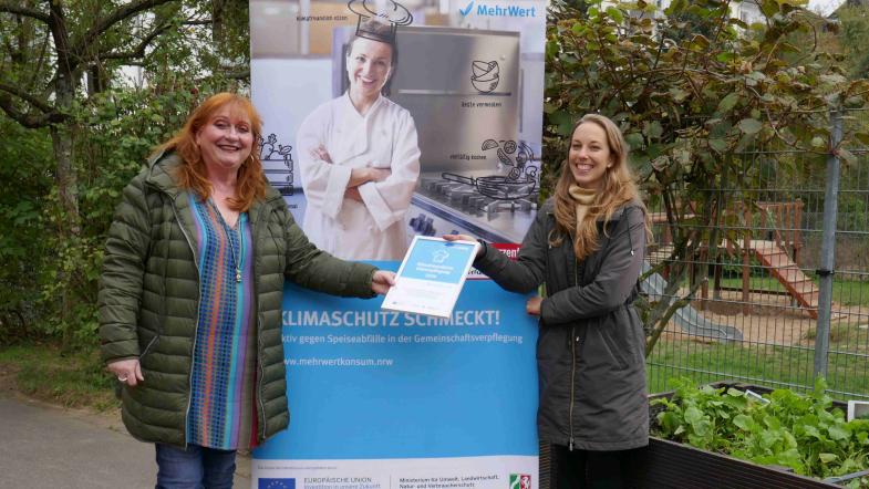 Kita-Leiterin Uschi Hütten-Späth (l.) nimmt für ihre Einrichung die MehrWert-Urkunde entgegen.