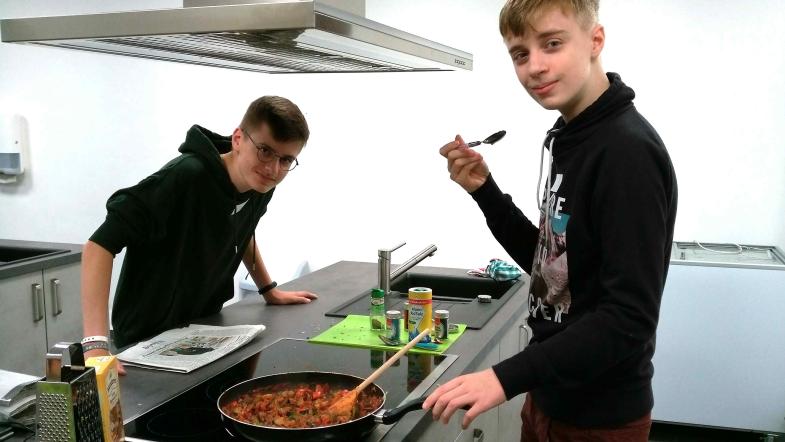 Beim Klima-Aktionstag für Jugendliche standen auch Tobias (links) und Josch von Fridays for Future am Herd und kochten eine veganes Hauptspeise: mediterranes Ratatouille.