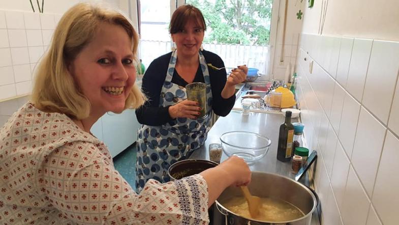 Anja Sklorz (links, Bürgerhaus Methler) und Jutta Eickelpasch (Verbraucherzentrale) probierten sich Kamener Bürgerhausküche an der Lauch-Apfel-Suppe.