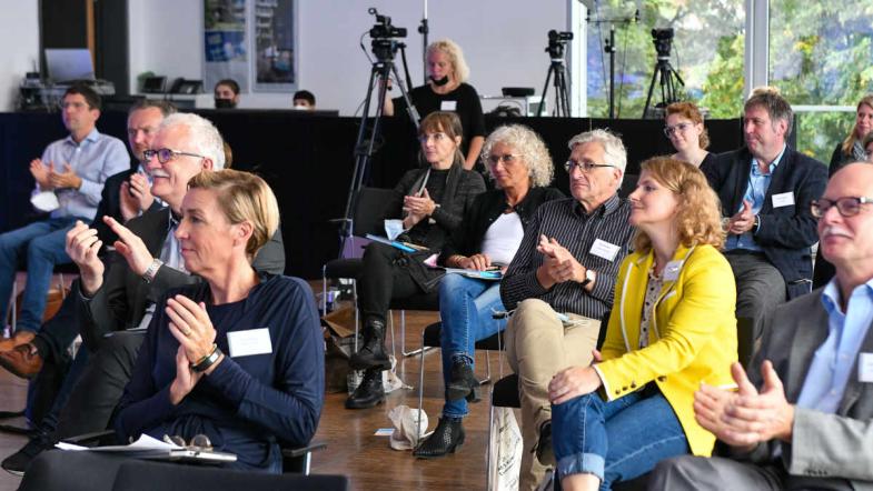 Teilnehmer:innen der Fachtagung im Publikum