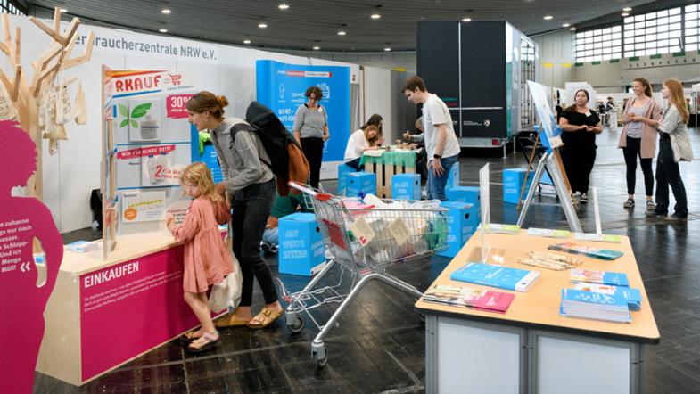 Menschen an einem Stand