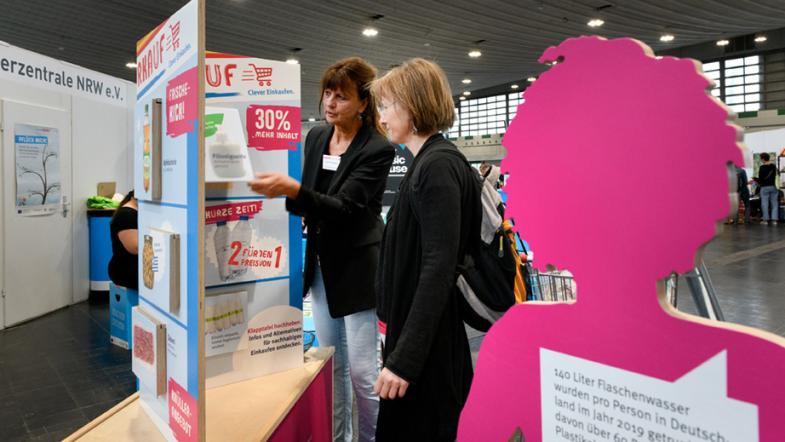 Menschen in einer Ausstellung