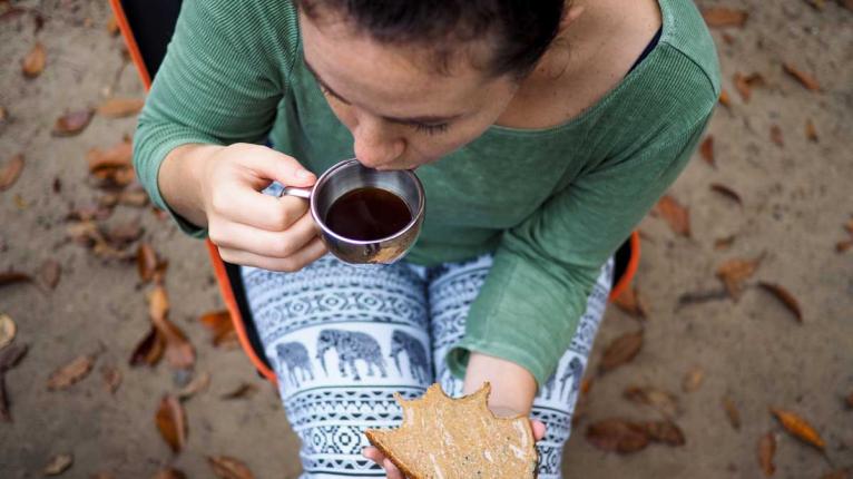 Eine Frau trnkt Kaffee